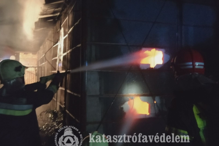  Kigyulladt egy raktár Mezőtúron