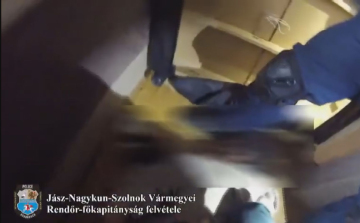 ÁGY ALATT BUJKÁLT A FÉRFI