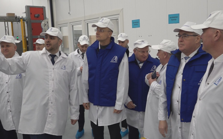 ÚJ ÜZEMCSARNOKOT ADTAK ÁT KARCAGON