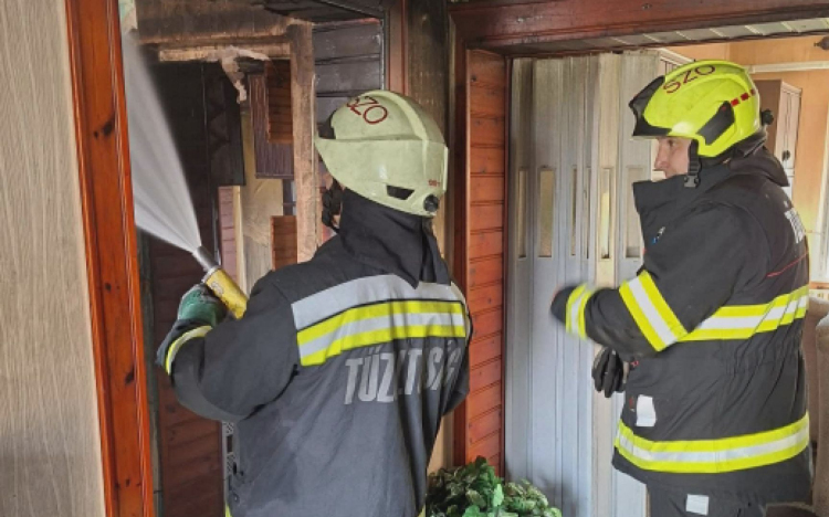 TŰZ VOLT EGY ÚJSZÁSZI HÁZ KONYHÁJÁBAN