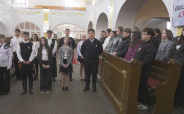 „A KÖLTŐ VISSZATÉR…”