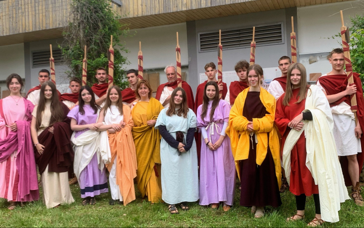 MEGÉLT TÖRTÉNELEM, ÉLŐ LATIN NYELV - FELLÉPTÜNK A FLORALIÁN