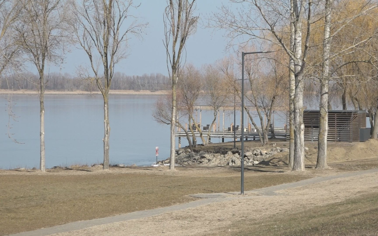 KÉSZÜLNEK A SZEZONRA AZ ABÁDSZALÓKI TISZA-TÓ STRANDON