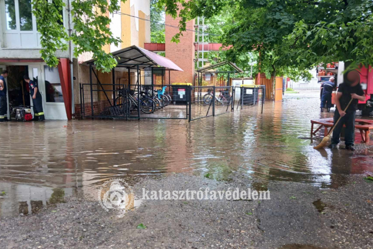  Pincéket, udvarokat öntött el a pénteki eső