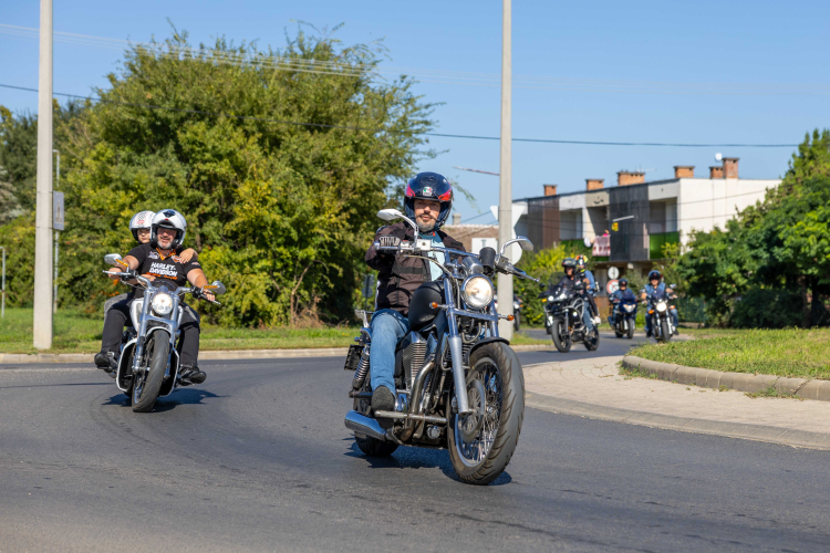 Motoros felvonulás