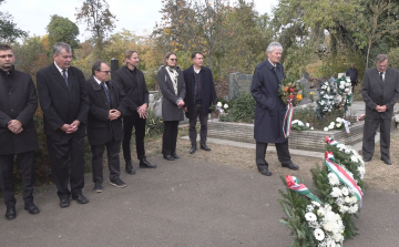 KOSZORÚZÁS KEMÉNY PÁL SÍRJÁNÁL