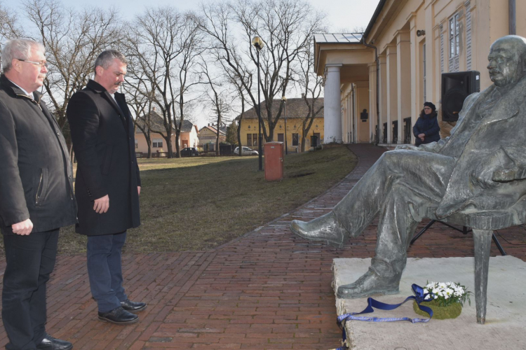 Megkoszorúzták Györffy István szobrát