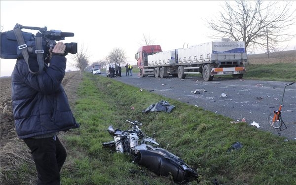 Meghalt egy teherautóval ütköző motoros Baranyában