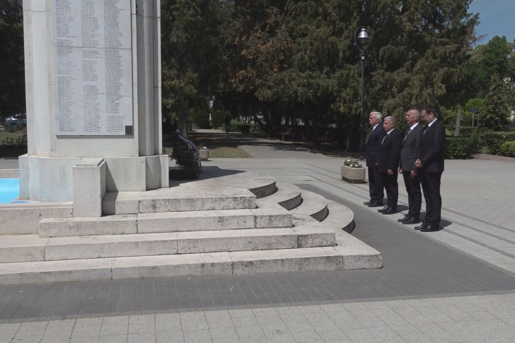 KOSZORÚK A HŐSÖK EMLÉKÉRE
