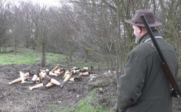 MŰLÁBAKAT DOBTAK KI TISZAJENŐ HATÁRÁBAN