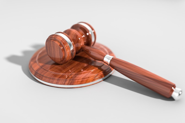 Hatszázmilliót csalt el egy örökségből egy ügyvéd és társa