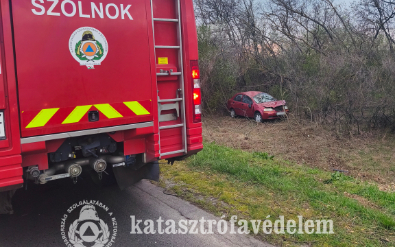  Árokba csapódott egy autó Abonynál