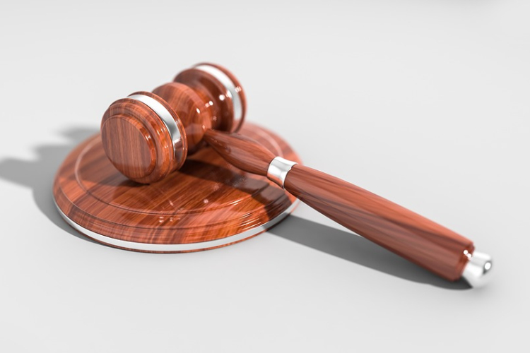 Vádat emeltek egy férfi ellen, aki megszúrt egy trolibuszvezetőt