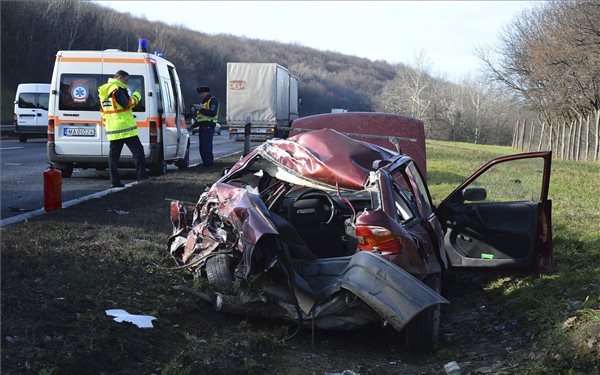 Személyautóba rohant egy kamion az M3-ason Gödöllőnél