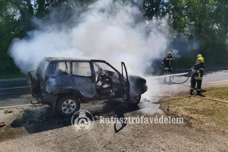  Kigyulladt egy terepjáró Tiszafüreden