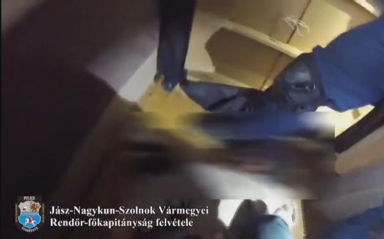 ÁGY ALATT BUJKÁLT A FÉRFI