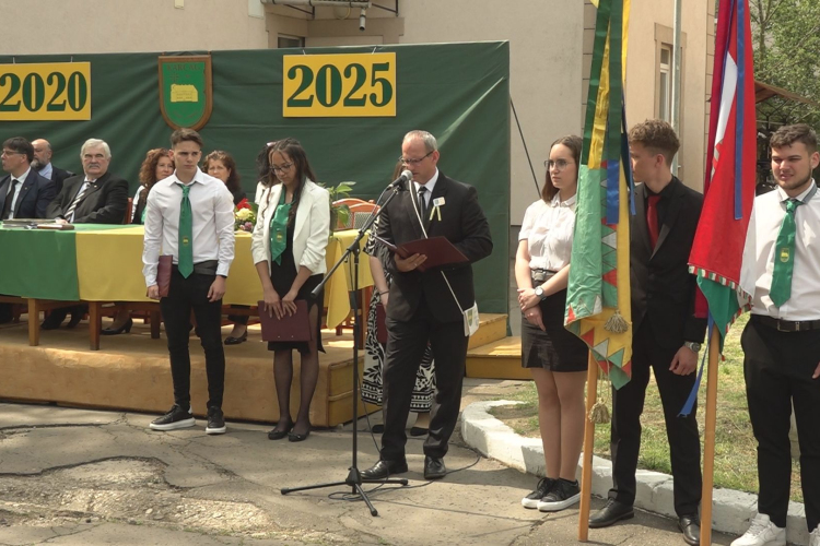 HINTÓVAL ÉS ERŐGÉPEKKEL BALLAGTAK