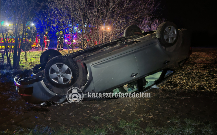  Árokba borult egy autó Jászárokszállásnál