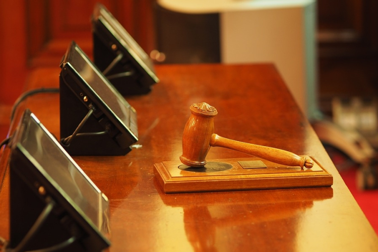 Vádat emeltek egy 17 éves embercsempész ellen