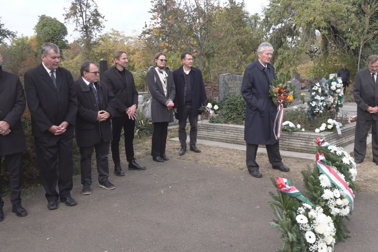 KOSZORÚZÁS KEMÉNY PÁL SÍRJÁNÁL