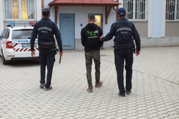 MOBILTELEFONT ZSÁKMÁNYOLT ÉLELMISZERBOLTBÓL EGY CIBAKHÁZAI FÉRFI 