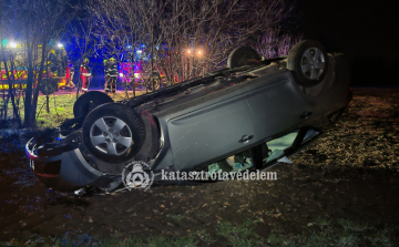  Árokba borult egy autó Jászárokszállásnál