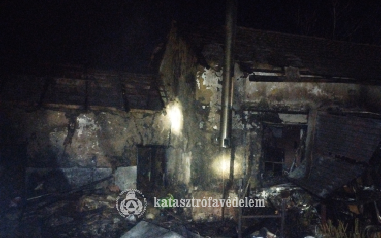  Kigyulladt egy melléképület Kunmadarason