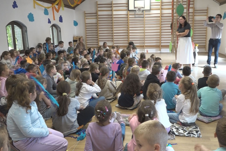 MESEDÉLUTÁN A REFIBEN