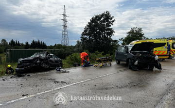  Két autó ütközött Besenyszög-Palotásnál