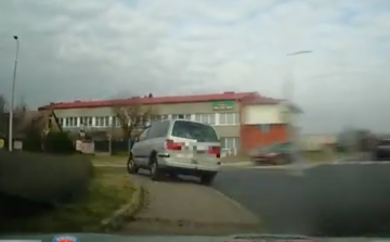 Megpróbált elmenekülni a rendőrök elől Tapolcán - Videó