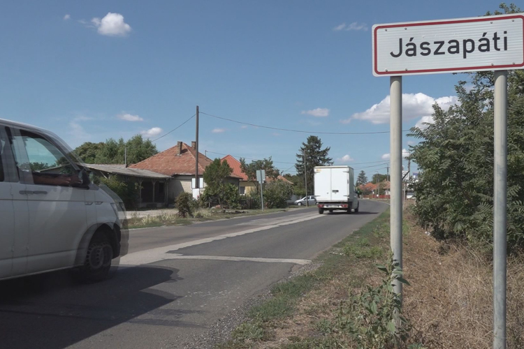 ASZFALTDARABOKKAL DOBÁLTA MEG AZ AUTÓT