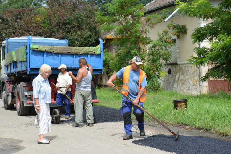 Aszfaltoztak a Városgondokság dolgozói.