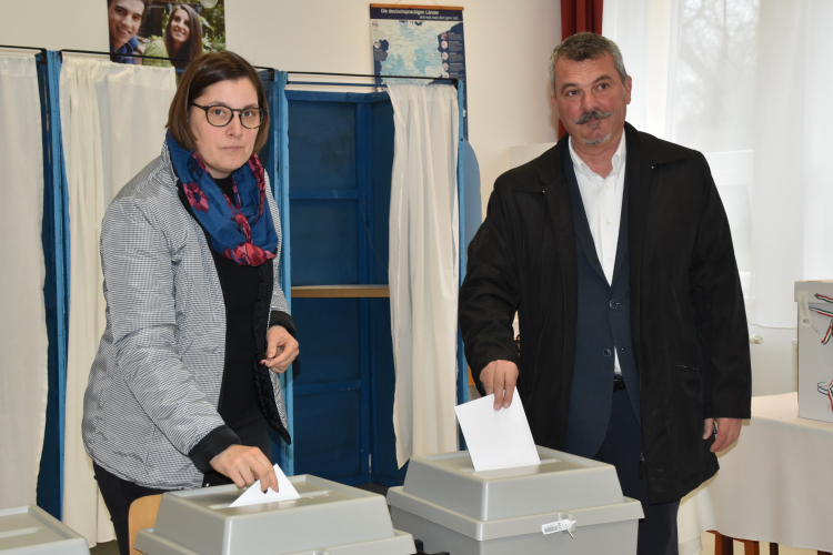 A mai választás tétje: kimarad vagy belesodródik Magyarország a háborúba.