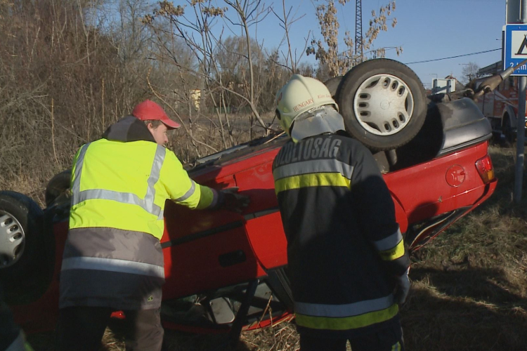 Tóba hajtott egy autó. Frissítve képpel