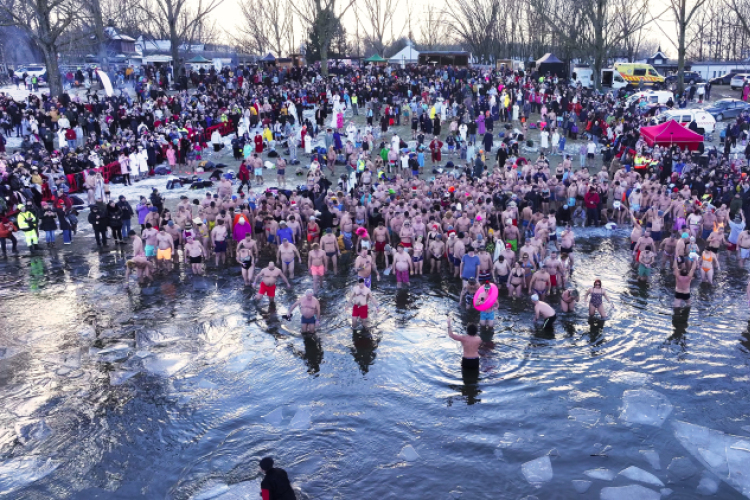 Rekordszámú fürdőző vett részt az idei Tisza-tavi Jeges Fürdésen!