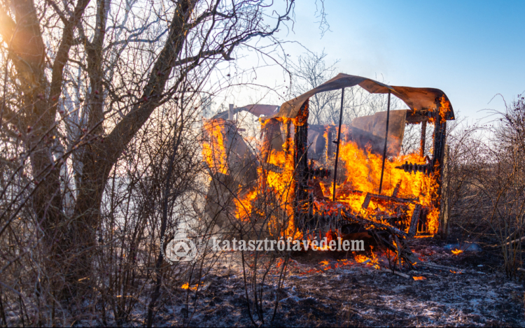  Lakókocsi égett Tószegen