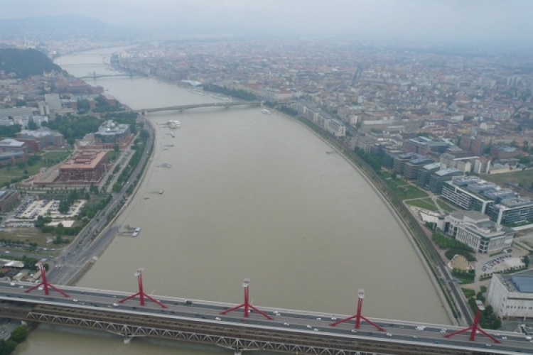 Árvíz - Dunaföldváron és Paksnál tart a tetőzés
