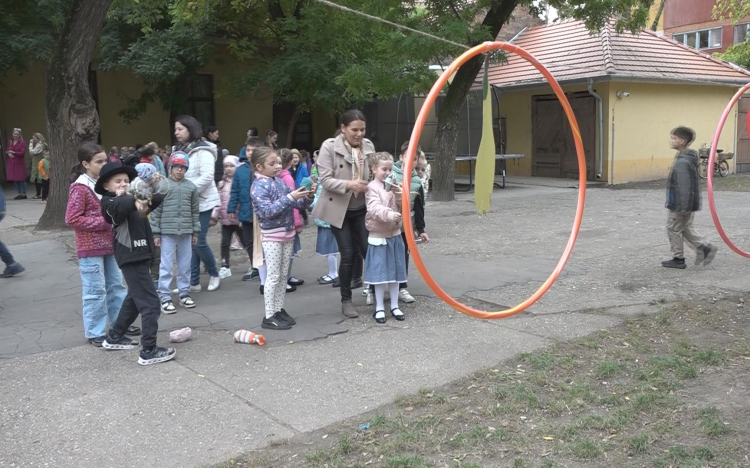 SZÜRETI FELVONULÁS ÉS MULATSÁG A REFIBEN