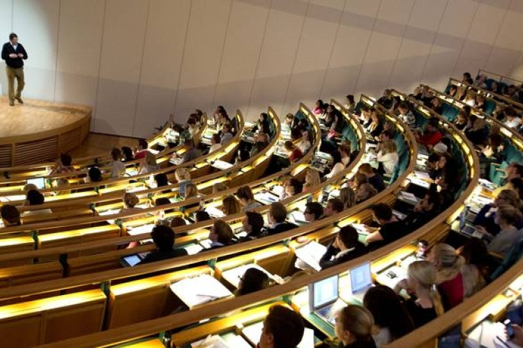 Távoktatásban is biztosított a felsőoktatási félév teljesítése