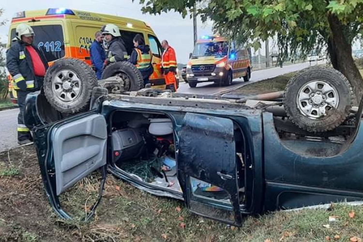  Felborult egy autó Jászapátiban