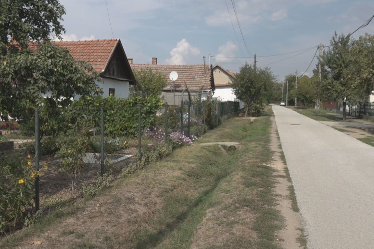 SEGÍTSÉGET KÉRT, MAJD RÁTÁMADT A KIÉRKEZŐ MENTŐSÖKRE