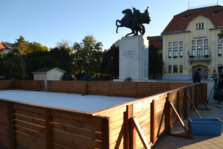 Épül a korcsolyapálya a Kossuth téren