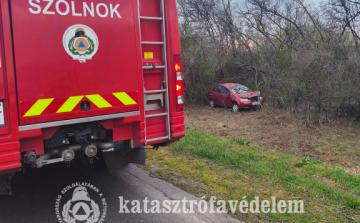  Árokba csapódott egy autó Abonynál