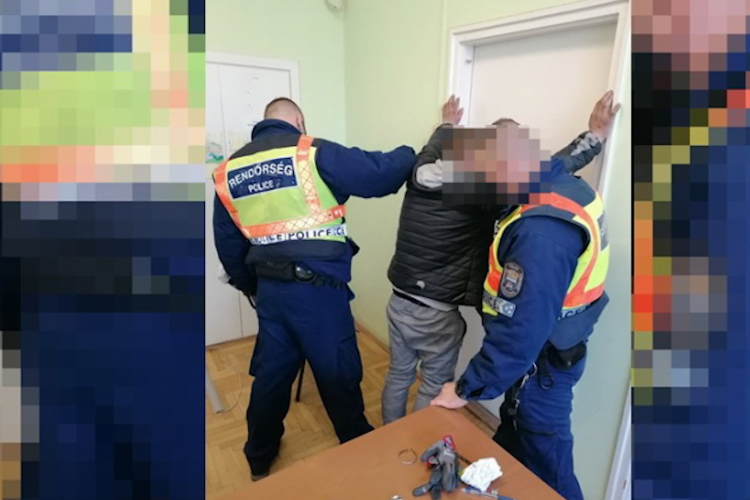 Egy autót feltört, egy másikból tárcát vitt el