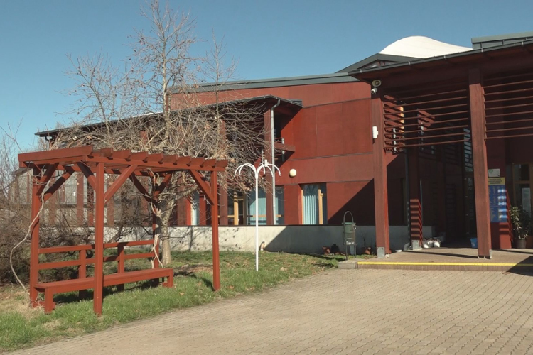 MOZGALMAS ÉV ELÉ NÉZ AZ AKÁCLIGET GYÓGY-ÉS STRANDFÜRDŐ