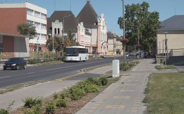 AUTÓJA ABLAKÁHOZ SZORÍTOTTA ISMERŐSÉT, MAJD ELINDULT