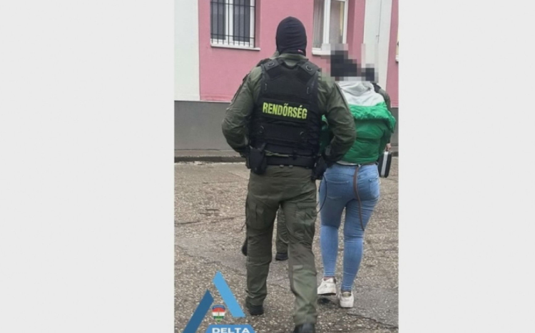 ŐRÍZETBEN EGY JÁSZAPÁTI DÍLERNŐ