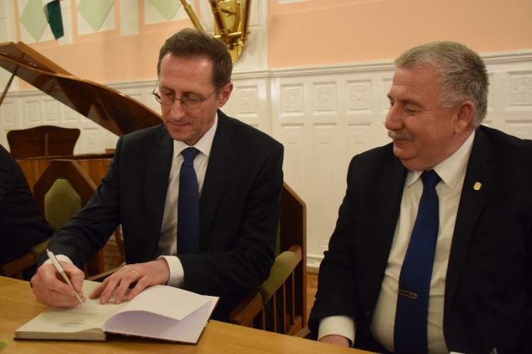 KÖNYVBEMUTATÓ A VÁROSHÁZA NAGYTERMÉBEN