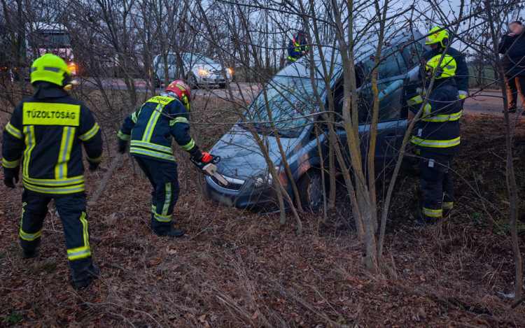  Árokba sodródott egy autó Jászárokszállásnál