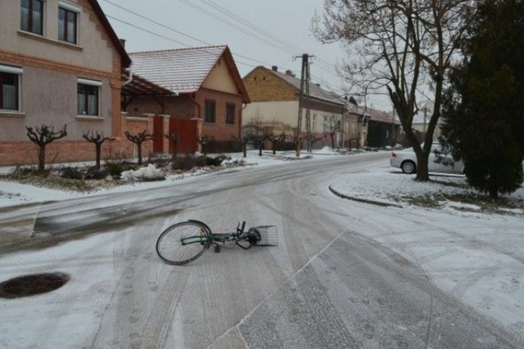 Balesetveszélyes kerékpározni a havas, csúszós úton 